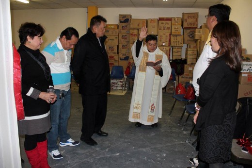Father Alex celebrates Christmas with Filipino Communities_10